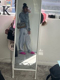 Jogger Pants Outfit Black Women, Fluffy Slides Outfit, Bummy Outfits Summer, Baddie Fits For School, Cute Bummy Outfit, Bummy Outfits For School, Bummy Outfits, Chill Fits, Mirror Pics