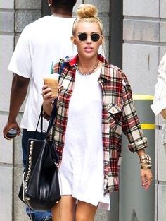 Flannel Over Dress, Outfit With Flannel, Checked Shirt Outfit, Look Grunge, Body Skirt, Oversized Flannel, Ray Ban Aviator, Outfit Trends