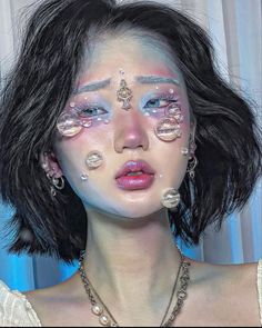 Natural Mermaid Makeup, Seashell Face Paint, Jelly Fish Make Up, Ocean Themed Makeup, Wedding Makeup Aesthetic, Water Makeup Look, Majestic Makeup, Jellyfish Makeup, Bubble Makeup