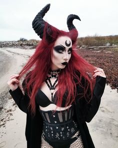 Vk Makeup, Succubus Costume, Succubus Cosplay, Demon Costume, Cosplay Horns, Cool Halloween Makeup, Halloween Makeup Inspiration