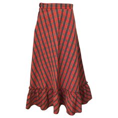 Perfect for the holidays! This red plaid 1970s maxi skirt has so much going for it. Classic plaid that forms a contrast when the fabric meets at the center. Soft cotton voile fabric. Perfect for Christmas / Holidays! Chic ruffle hem. Metal zipper up the side with hook-and-eye closure. Can easily be dressed up or down. The 90s Jean Paul Gaultier black crop top is also available in my 1stDibs Shop. In great condition. Approximately Size Small / Small Medium Measurements: 26 inch waist Up to 40 inc 70s Maxi Skirt, Skirt Png, Cotton Voile Fabric, Ruffled Skirt, Fashion Images, Fashion Tips For Women, Paul Gaultier, Cotton Voile, Ruffle Skirt