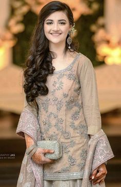 Sarara Dress Hairstyle, Hairstyles For Sarara Dress, Occasional Hairstyles, Hide Dp, Bridal Makup, Sarara Dress, Reception Hairstyles, Hairstyles For Indian Wedding