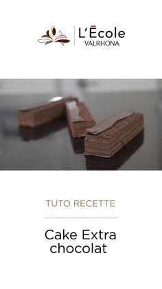 a chocolate cake with the words'tutto recette'in front of it