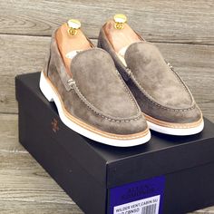 * Brand New In Ae Box * Allen Edmonds New In Box Wilder - 4665 - Venetian Loafer Size 7.5 D Color Cabin Suede Orig $295 + $30 Trees + Bags = $325 This Listing Includes: Allen Edmonds Shoes (Brand New * First Quality) Cedar Shoe Trees (Brass Knobs * New *) Cotton Flannel Shoe Bags (* New *) Shoehorn (Made In Usa * New *) Two Sided Suede Brush (* New *) Shoebox (Allen Edmonds * New *) Since These Are Brand New, We Have Not Done Any Prep, But If You Prefer Req Any Or All Of Our Careful Steps Suede Low-top Formal Loafers, Formal Suede Low-top Loafers, Suede Low-top Loafers For Formal Occasions, Formal Low-top Suede Slip-ons, Luxury Leather Slip-on Derby Shoes, Luxury Slip-on Leather Shoes For Derby, Elegant Business Low-top Moccasins, Elegant Low-top Brogue Loafers, Elegant Low-top Loafers With Brogue Detailing