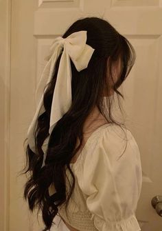 Curled Hairstyles For Graduation, Aesthetic Hair Accessories, Clips Aesthetic, Coquette Hair, Music Branding, Long Curly Hairstyles, Princess Hairstyle, Ribbon Curls, Coquette Vibes