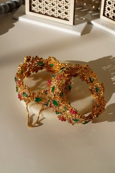 Das „Ziya Intricate Armreifen-Set“ ist eine Sammlung königlicher und zeitloser Stücke. Diese Armreifen wurden sorgfältig entworfen, um Ihre Abendgarderobe mit dem Reiz mehrfarbiger Steine ​​und der Opulenz moderner Mischung mit aufwendigem Design zu bereichern.   Diese zu öffnenden Armreifen sind für einfaches Tragen konzipiert und haben eine Einheitsgröße mit einem bequemen Größenbereich von 2,6 und mehr. Diese mit Präzision gefertigten Armreifen sind auf hochwertigem Messing vergoldet, was sowohl Haltbarkeit als auch Luxus gewährleistet.   Hauptmerkmale:       Zu öffnendes Design für einfaches Tragen: Die Armreifen sind in der Mitte zu öffnen, was für einfaches Tragen und Komfort sorgt.       Einheitsgröße (Größe 2,6 und höher): Bei diesen Armreifen handelt es sich um eine Einheitsgröße Silly Clothes, Bangles Set, Bangle Bracelet Set, Bracelets Set, Bangles Bracelets, Desi Wedding, Bangle Set, Bracelet Set, Bangle Bracelets