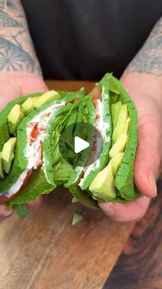 Achim Oecal on Instagram: "Spinat Omelette Wrap 
Einfach abspeichern damit du nicht lange suchen musst ✅

Für einen Wrap brauchst du:
3 Eier
2 Handvoll Blattspinat
Salz und Pfeffer
Frischkäse
Tomatenscheiben
1/2 Avocado
Etwas Rucola

Die Eier aufschlagen und in den Mixer geben. Den Blattspinat ebenfalls und mit Salz und Pfeffer würzen. Alles gut mixen und in einer Pfanne mit Deckel garen. Mit dem Belag kannst du gerne variieren. Ich habe meinen Wrap mit Frischkäse, Tomatenscheiben, Avocado und Rucola belegt. Lass es dir schmecken!

(Vergiss bitte nicht zu liken ❤️ wenn dir das Video gefallen hat!)

🇬🇧

For one wrap you need: 
3 eggs 
2 handfuls of spinach 
Salt and pepper 
Cream cheese 
Tomato slices 
1/2 avocado 
A little arugula 

Crack the eggs and place them in the blender. Add the s Postres Keto, Shy Guy, Thank You