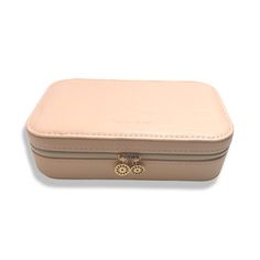 Travel in style and keep your Karola & Co. pieces safe and stored in a special place. Our beautiful Signature Jewelry Box features compartments for every piece, and includes a conveniently placed mirror, our Karola & Co. logo embossed into the box top, and our Signature Flower on its zipper closures. Measures 7” x 4” - - - Viaja con estilo y manten tus piezas de Karola & Co. seguras y guardadas en un lugar especial. Nuestro hermoso Signature Jewelry Box incluye compartimientos para todas tus pie Elegant Rectangular Storage Case, Modern Rectangular Jewelry Storage With Box, Luxury Jewelry Storage Gift Box, Modern Rectangular Jewelry Storage Box Included, Jewelry Travel Case Target, Rectangular Travel Case With Gold-tone Hardware, Rectangular Jewelry Storage Gift Box, Jewelry Travel Case Walmart, Travel Jewelry Storage Rectangular Case