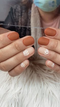 Fall Gel Tips Nails, Fall Gel Nails Designs Leaves, Fall Nail Designs On Natural Nails, Subtle Nails Gel, Cute Fall Nail Designs For Short Nails, Nails Floral Simple, Shellac Nail Ideas Fall, Simple Fall Nails With Leaves, Simple Design Fall Nails