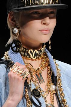 Hip Hop Fashion Women Street Style, Hip Hop Fashion Women, Moschino Fashion, 90s Hip Hop Fashion, Gold Necklace Women, Fall 2014, Hip Hop Fashion, Milan Fashion, Fashion Details