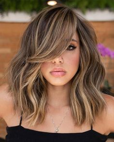 Thick Lob Shag with Side-Swept Bangs Beige Hair, Icy Blonde Hair, Hair Color Caramel, Brunette Hair With Highlights, Hair Color Pink, Trendy Hair Color, Short Hair Color, Brown Hair With Highlights