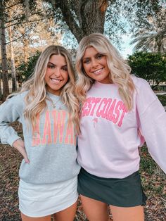 hawaii crewneck. cute & comfy! size up to be oversized! model is 5'6" and wearing a small! Hawaii Crewneck, Crop Tanks, Oversized Tees, Friends Pic, Trendy Fits, Best Friend Outfits, Bff Photoshoot Poses, Bff Photoshoot, Group Halloween Costumes