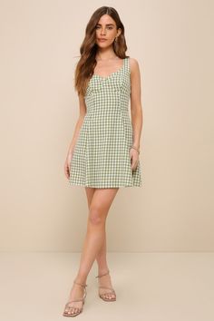 The Lulus Pristine Chicness Green Gingham Sleeveless Bustier Mini Dress is perfect for picnics, parties, and pretty much all sunny day activities! Lightweight woven fabric, with a classic gingham print throughout, shapes this too-cute dress that features a bustier-inspired bodice with seamed cups, a sweetheart neckline, and wide shoulder straps. The flattering, fit-and-flare silhouette continues down to a skater-style skirt that ends at a flirty mini hem. An elasticized strap sits above an open- Spectator Outfit, Casual Green Dress, Beach Wedding Guest Dresses, Casual Summer Dresses Sundresses, Green Gingham Dress, Summer Dresses Sundresses, Beach Wedding Outfit, Bustier Mini Dress, Beach Wedding Guest