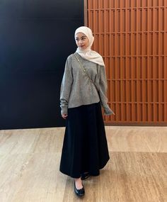 Outfit Rok Hitam, Outfit Skirt Hijab, Black Skirt Hijab Outfit, Grey Outfit Hijab, Black Skirt Outfit Hijab, Hijab Work Outfit, Hijab Skirt Outfit, Black Outfit Hijab