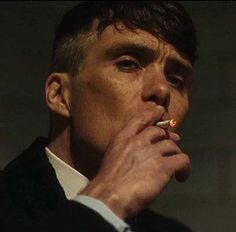 Cillian Murphy as Badass Gangster Thomas Shelby Peaky Blinders 💙 Handsome Italian Men, Beautiful Blue Eyes, Bonnie N Clyde