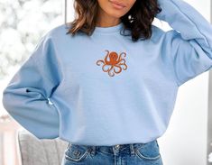 ✨Unisex embroidered sweatshirts✨ Charming embroidered sweatshirts that combine tenderness and softness. Made from high-quality cotton, these sweatshirts feel like a soft hug on your skin. Its adorable design with embroidered octopus adds a cute and fun touch to your wardrobe, making it perfect for going out with friends, weekend adventures or simply lounging in comfort. Your ideal garment to add a touch of joy to any occasion or the perfect gift for a loved one💗 💌Our items are not oversized, y Embroidered Octopus, Friends Weekend, Weekend Adventures, Lover Sweatshirt, Marine Biology, Embroidered Sweatshirts, For Friends, Octopus