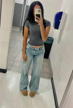 Jeans And A Shirt Outfit, Outfit Ideas Mirror Selfie, Outfit Idea Flare Jeans, Outfits For School Freshman, Light Wash Flared Jeans Outfit, Fits With Campus 00, Kymani Outfits, Bf Jeans Outfit, Jean Fits For School