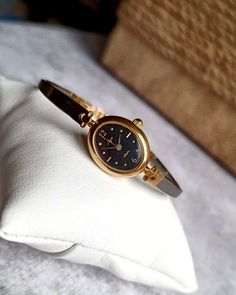 Vintage Ladies Watch, Gold Watches Women Indian, Classic Accessories Jewelry, Classic Watches Women, Unique Womens Watches, Small Watches Women, Elevated Minimalism, Unique Watches Women