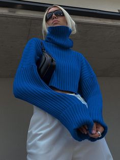 Cropped turtleneck sweater Flare long sleeves High neck Polyester blend, fine yarn Loose fitting Crop Turtleneck, Patchwork Fashion, Winter Turtleneck, Casual Pullover Sweater, Casual Turtleneck, Jumper Outfit, Oversize Pullover, Sweater Season, Cropped Pullover