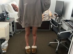 Outfits With Ugg Slippers, Platform Ugg Slippers, Gray Hoodie Outfit, Ugg Slippers Outfit, Ugg Platform Slippers, Oversized Hoodie Outfit, Ugg Platform, Slippers Outfit, Outfit Oversize