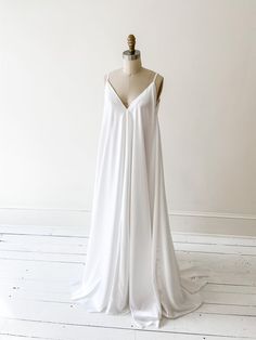 Flowy Bridesmaid Dress For Wedding, Flowy Maxi Length Gown For Wedding, White Floor-length Bride Maxi Dress, Comfortable Wedding Dress, Wedding Dress With Pockets, Sweet Caroline, Simple Wedding Dress, Long Train, Minimalist Chic