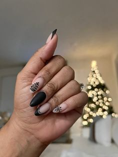 Black Christmas Nails Short Black Christmas Nails, December Nails Black, Black Christmas Nails Acrylic, Christmas Black Nails, Black Christmas Nail Designs, Christmas Nails Black, Black Christmas Nails, December Nails