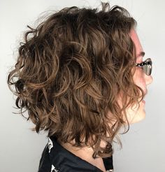 Scrunched Curly Inverted Bob Pelo Bob Ondulado, Curly Inverted Bob, Hair And Glasses