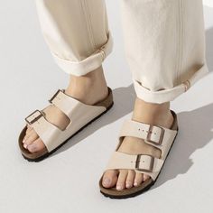 Der BIRKENSTOCK Arizona ist ein echter Klassiker und hat sich längst zu einem unverzichtbaren Fashion-Item entwickelt. Die beliebte Sandale wurde hier im glänzenden Look neu interpretiert und sorgt garantiert für einen eleganten Auftritt. Das Obermaterial besteht aus dem hautfreundlichen und strapazierfähigen Synthetikmaterial Birko-Flor® mit Seidenglanz-Beschichtung. Anatomisch geformtes Kork-Latex-Fußbett Obermaterial: Birko-Flor® Decksohle: Veloursleder Sohle: EVA Details: zwei individuell ve Edwin Jeans, Maria Black, Samsoe Samsoe, Nudie Jeans, Clarks Originals, Birkenstock Arizona, Pearl White, Fashion Item, Birkenstock