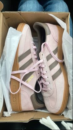 Adidas original hanball spezial pink Strawberry Chocolate, Adidas Original, Shoe Inspo, Aesthetic Photos, Chocolate Strawberries, Pink Adidas, Adidas Samba