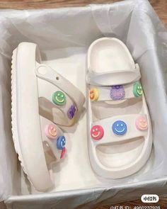 Chinelos Aesthetic, Aesthetic Slippers, Home Decor Business, Trendy Slippers, Table Decoration Ideas, Decor Business, Crocs Fashion, Shoes Outfit Fashion