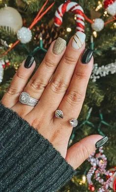 Chic Holiday Nails: 24+ Simple Black Christmas Nail Ideas Xmas Nail Designs, Christmas Nail Colors, December Nails, Cute Christmas Nails, Christmas Gel Nails, Nails Easy, Christmas Nail Art Designs, Nails Christmas, Christmas Nails Acrylic