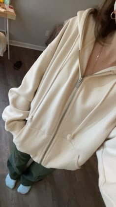 Brandy Jacket Outfit, Cream Zip Up Outfit, Beige Zip Up Outfit, Yellow Zip Up Hoodie Outfit, White Hoodie Outfit Aesthetic, White Hoodie Outfits, Cream Hoodie Outfit, White Zip Up Hoodie Outfit, Zip Up Outfits