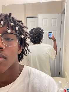 Short Freeform Dreads, Semi Freeform Dreads Men, Dreads And Glasses, Fit Poses, Hairstyles Dreadlocks, Mens Twists, Darkskinboys Dreads, Black Man Dreads Aesthetic, Freeform Dreads