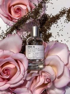 Rose 31 - унисекс аромат от американского бренда Le Labo, вышедший в 2006 году. Этот аромат относится к группе цветочно-деревянно-мускусных. Создателем этого букета стала парфюмер Daphne Bugey.  В начальных нотах аромата выделяются насыщенные оттенки розы, дополненные приятными аккордами ароматного тмина. В сердце композиции раскрывается прохладная свежесть ветивера и теплота влажного кедра, усыпанного лепестками розы.  Завершающий штрих в этой композиции - мягкий и теплый шлейф из базовых нот амбры, мускуса, кокоса и дерева гуаяк, который придает аромату неповторимую глубину и привлекательность.    #парфюм #духи #ароматы #perfumes #fragrances #Bestperfumes #womenperfumes Fragrances Perfume, Beauty, Nature