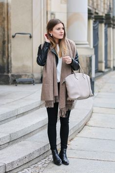 Hoard of Trends Beige Scarf Outfit, Scarf Outfit Winter, Cozy Glam, It Bag, Lock It, Paris Outfits, Winter Stil