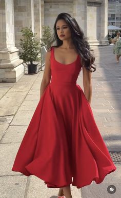 Outfits Natal, Red Sun Dress, Outing Outfit, Water Movement, Elegant Outfit Classy, Classy Prom Dresses, Fashion Top Outfits, Classy Casual Outfits