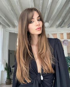 Are you also crazy about the Ibiza look. Where better to get your hair done than in Ibiza | autumnhaircolors autumnhaircolorsforbrunettes | autumnhairstyles | autumnhaircolorblondehighlights | autumnhaircolors2023 | autumnhaircolorblondebalayage | warmfallhaircolor | fallwinterhair | fallcolorshair2023 | fallcolorforbrunettes | fallcolorsforblondes | fallideasforhairbrunettes | fallcolorhairtrends | fallhairideas | fallhaircolorideas | fallandwinterhaircolrideas | caramelbalayages onparledemode Megan Fox Hair, Ibiza Hair, Long Hair With Bangs, Boho Hairstyles, Hair Inspo Color, Light Hair, Light Brown Hair, Long Hair Cuts, Layered Hair