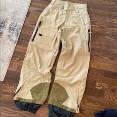 Size Xs. Brand New. Great Pair Just In Time To Start Thinking About Winter! Snowboard Pants Women's, Snow Fits, Warm Pants, Concept Clothing, Pants Details, Snowboard Pants, 2024 Christmas, Outdoor Pants, Hiking Pants