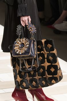 Textile Bag, Gold Bag, Trending Handbag, Bag Trends, Gucci Handbags, Fall 2017, Stylish Bag, Carolina Herrera