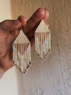 Brick Stitch Tutorial, Unique Beaded Jewelry, Handwoven Earrings, Beaded Things, Beaded Hat, Beaded Earrings Diy, Seed Beading, Color Crema, Seed Bead Patterns