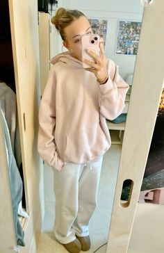 #ootd Aritzia Hoodie Aesthetic, Cute Winter Outfits With Sweatpants, Aritzia Hoodie Outfit, Aritzia Outfit Aesthetic, Pink Bottoms Outfit, Garage Clothing Outfits, Comfy Hoodie Outfit, Cute Outfits For School Comfy, Garage Outfits