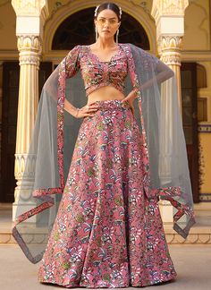 10 Cool Ways to Style a Lehenga to Look Like a Fashionista Fancy Lehenga, Silk Lehenga Choli, Lehenga Gown, Pink Lehenga, Eid Dresses, Indian Lehenga, Wedding Function, Net Dupatta