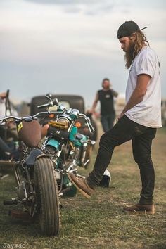 Biker Style Men, Fedora Hat Outfits, Biker Photoshoot, Outfit Retro, Biker Gear, Badass Style, Bobber Motorcycle, Biker Life, Boy Poses