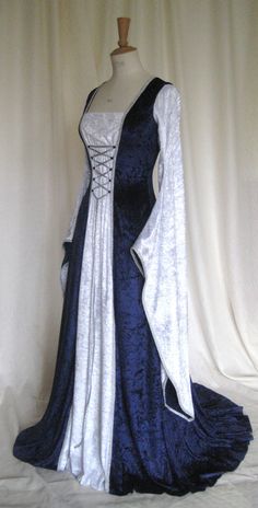 Ren Faire idea Gaun Abad Pertengahan, Medieval Gown, Medieval Clothes, Medieval Gothic, Fantasy Dresses, Pre Raphaelite, Medieval Dress, Medieval Clothing, Medieval Fashion