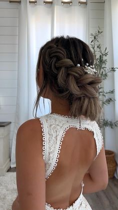 A super easy and elegant braided bunch bridal hairstyle 🤍 full tutorial linked here on my YouTube channel! Wedding Guest Hairstyles Elegant, Bridal Bun Tutorial, Braided Bun Tutorials, Tiara Bride, Sweet Hairstyles, Bridal Braids, Braided Hair Tutorial, Hair Accessories Bridal, Guest Hair