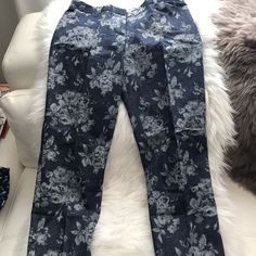 Gap Navy Blue And White Flower Slim Cropped Jeans Pant Fitted Through The Hip With Slim Leg Opening Stretch Material... Can Be Worn Dressed Up Or Casual Fitted Denim Blue Bottoms With Floral Print, Fitted Denim Blue Floral Print Bottoms, Blue Denim Pants With Floral Print, Blue Denim Floral Print Pants, Blue Floral Print Denim Pants, Fitted Denim Floral Print Bottoms, Fitted Denim Blue Jeans With Floral Print, Blue Floral Print Straight Leg Bottoms, Fitted Floral Print Jeans In Denim Blue