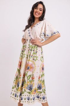 Vestido estampado Farm. Possui estampa delicada, modelagem ampla, decote em v transpassado, pala acompanhando todo o decote e mangas curtas e amplas. A saia possui modeklagem ampla, elástico fino marcando a cintura e barrado finalizado com bainha fina.  *as peças podem variar a estampa de acordo com o corte. *a tonalidade das cores pode variar de acordo com a sua tela/monitor.  Composição: 100% viscose.   MEDIDAS DA MODELO: Carol Natalia  - Altura: 1,73cm, Busto: 86cm, Cintura: 64cm, Quadril: 95 Bohemian Midi Dress With Floral Print And V-neck, Bohemian V-neck Midi Dress With Floral Print, Multicolor Tropical Print V-neck Floral Dress, Peach Floral Print V-neck Midi Dress, Spring V-neck Floral Print Maternity Dress, Maxi Dress