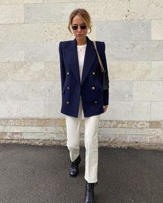 Navy Blazer Outfit Women, Oversized Jacket Outfit, Navy Blazer Outfits, Chic Work Outfit, White Pants Outfit, Blazer Outfits For Women, Muslimah Fashion Outfits, Street Style Chic, Blazer Outfits