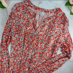 Women's Red Floral Button Up Blouse. Size Small. Old Navy. Lovely Pattern. Flattering Cut. New Without Tags. Red V-neck Blouse With Buttons, Red Floral Print Button-up Blouse, Red Floral Print Button-up Top, Red Buttoned Blouse For Spring, Floral Button Up, Navy Tops, Red Floral, Lady In Red, Old Navy