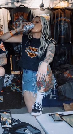 Outfits With Tattoos Style, Casual Artistic Outfits, Shorts And Band Tee Outfit, Outfits To Show Off Tattoos, Alternative Mom Aesthetic, Summer Outfits 2023 Edgy, Edgy Esthetics, Boho Grunge Outfits Midsize, Classy Rocker Chic Style Summer